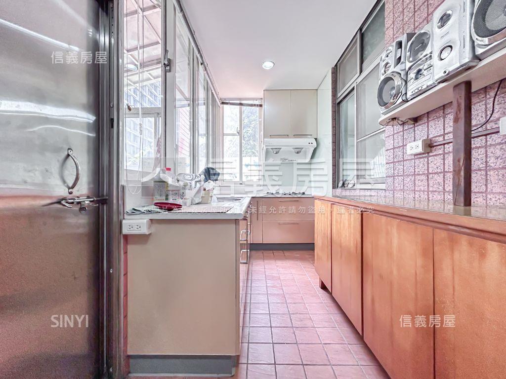 台北水都挑高一樓大空間房屋室內格局與周邊環境