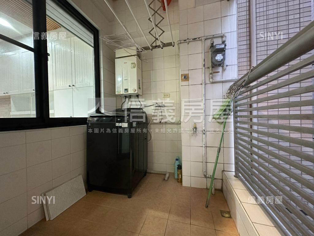 凹子底捷運學區百貨三房房屋室內格局與周邊環境