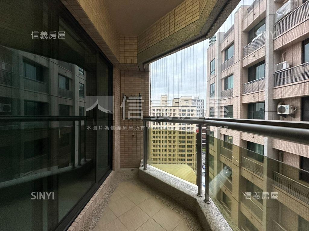 凹子底捷運學區百貨三房房屋室內格局與周邊環境