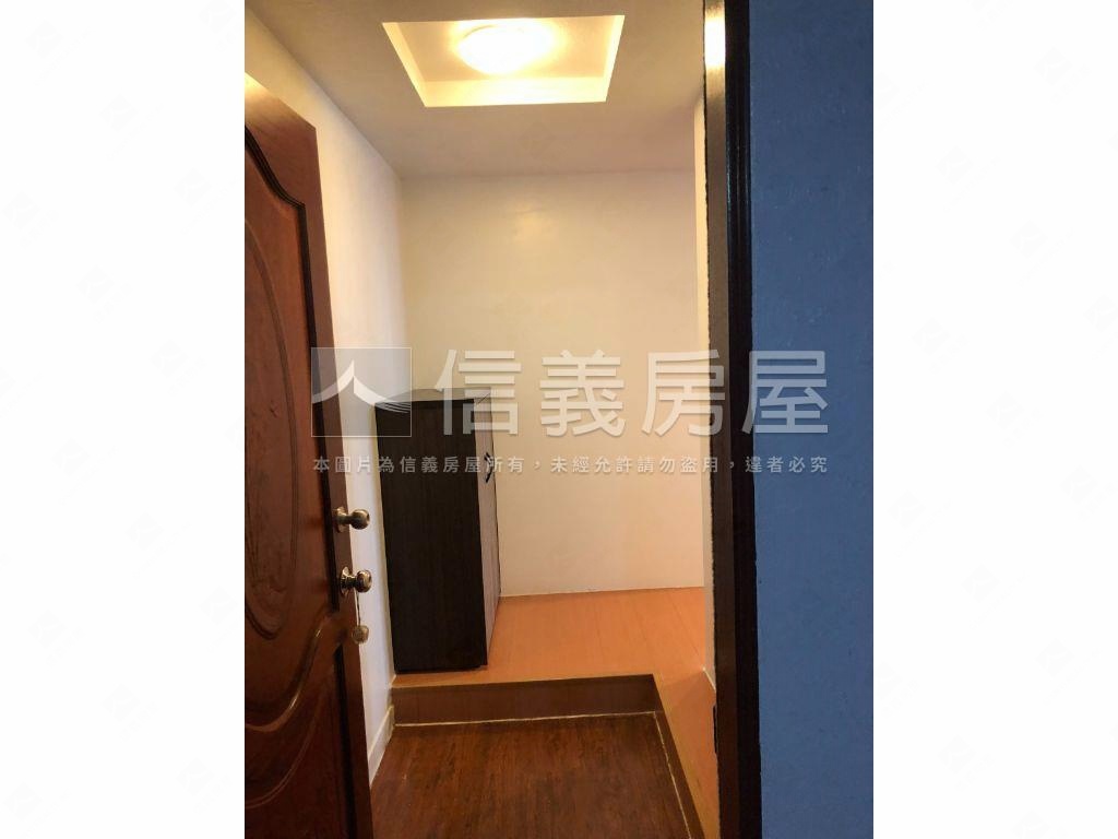 稀有電梯華廈出租三套房屋室內格局與周邊環境