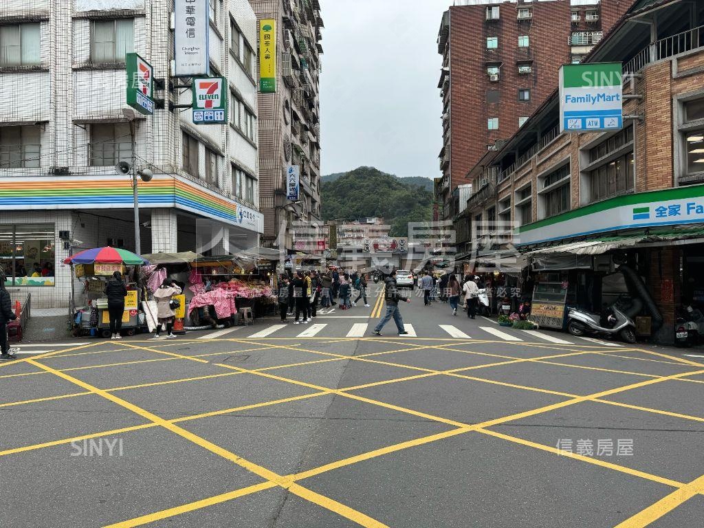 瑞芳美食街旁轉角金店面房屋室內格局與周邊環境