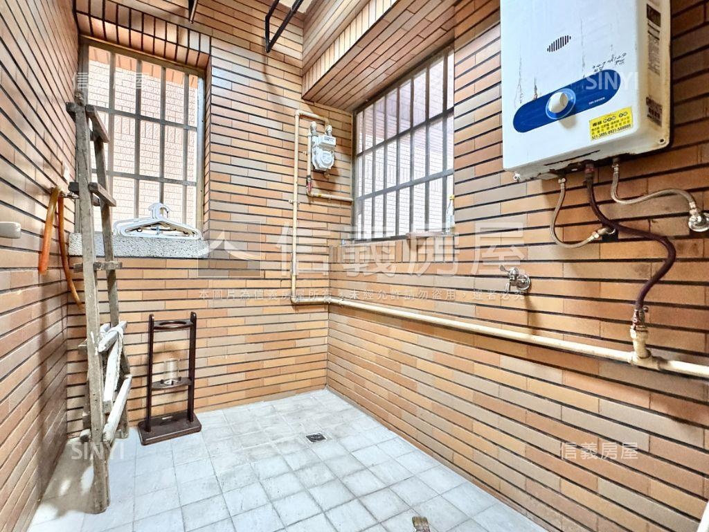 新整理愛河戀採光兩房車位房屋室內格局與周邊環境