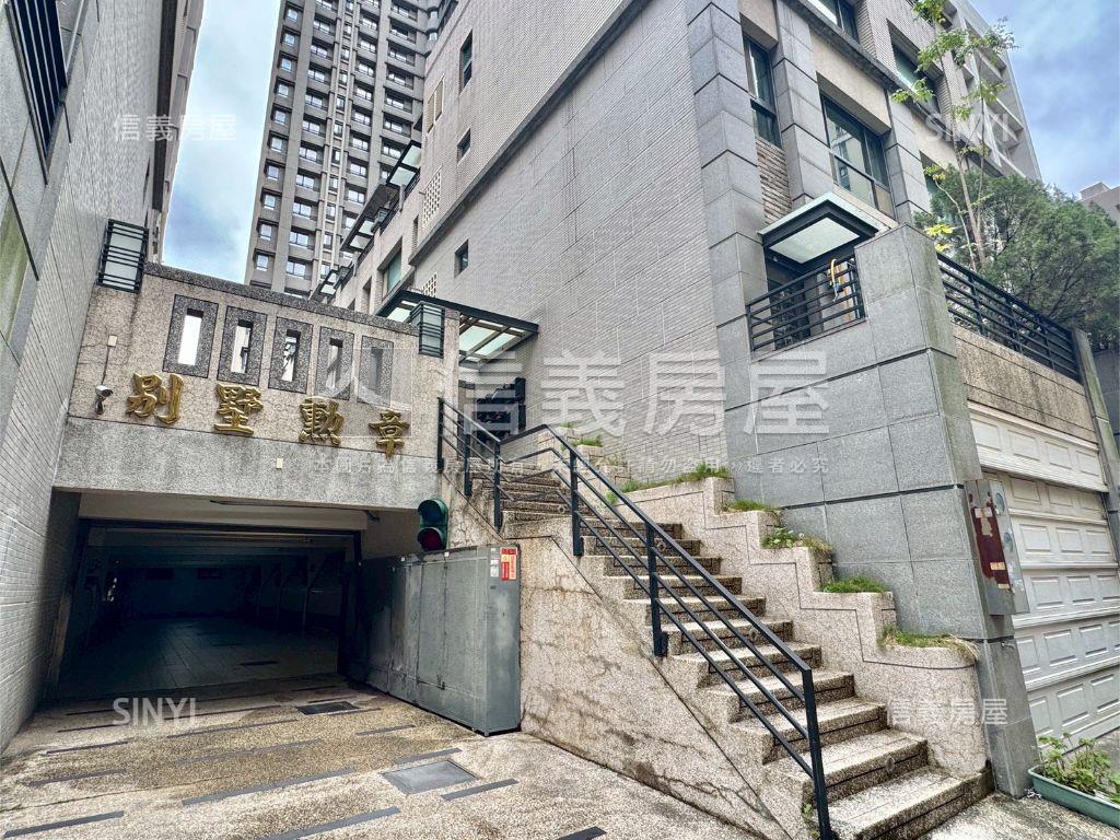 高鐵區別墅勳章臨路透天房屋室內格局與周邊環境