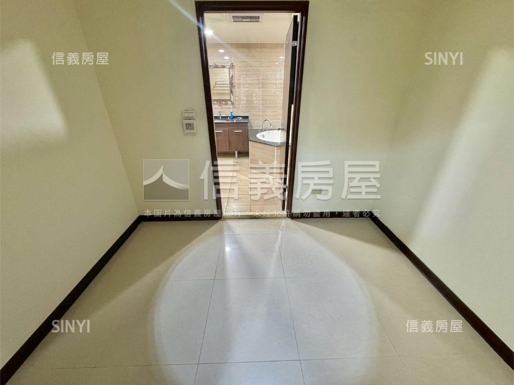 高鐵區別墅勳章臨路透天房屋室內格局與周邊環境