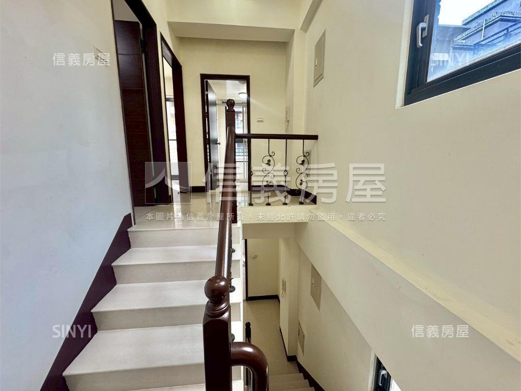 高鐵區別墅勳章臨路透天房屋室內格局與周邊環境