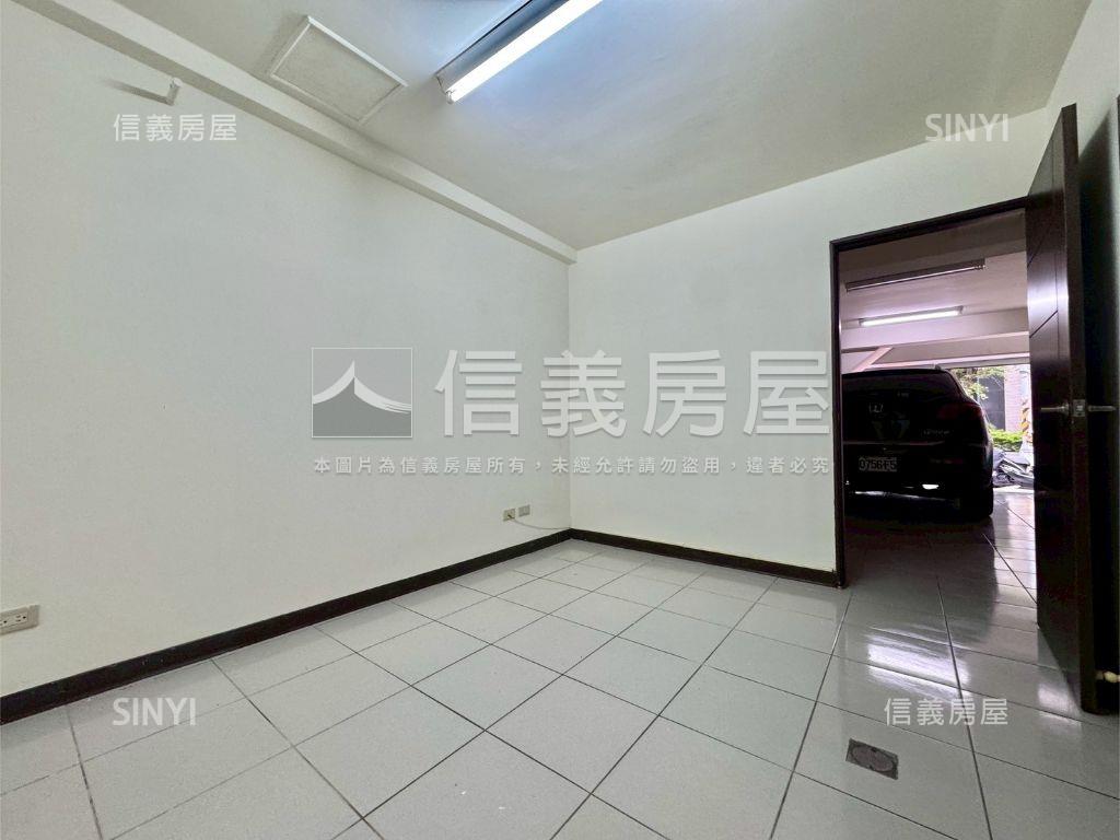 高鐵區別墅勳章臨路透天房屋室內格局與周邊環境