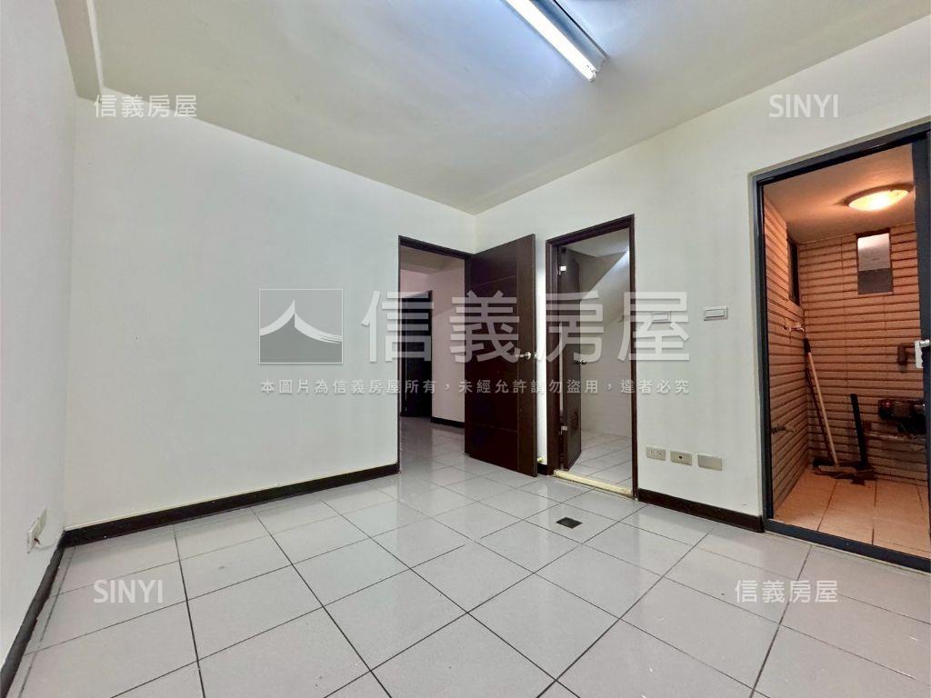 高鐵區別墅勳章臨路透天房屋室內格局與周邊環境