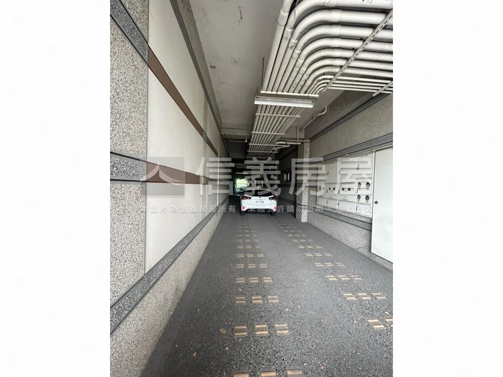 台中市政路上整棟企業總部房屋室內格局與周邊環境