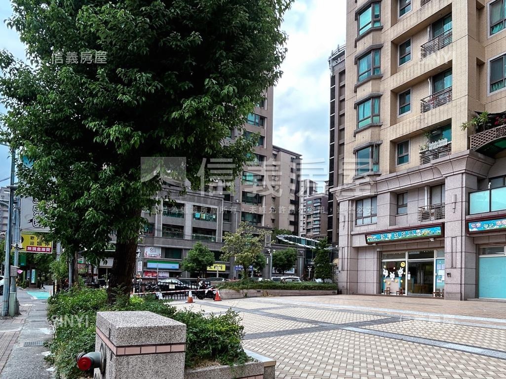 晴空大地３房坡平車位房屋室內格局與周邊環境