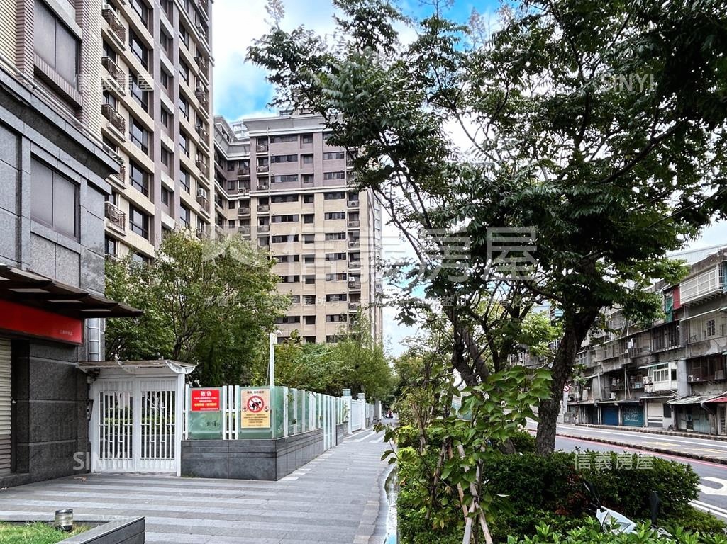晴空大地３房坡平車位房屋室內格局與周邊環境