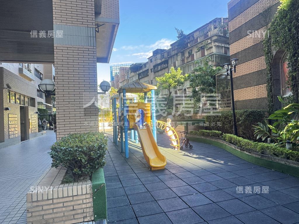 潤泰新大陸稀有四房車位房屋室內格局與周邊環境