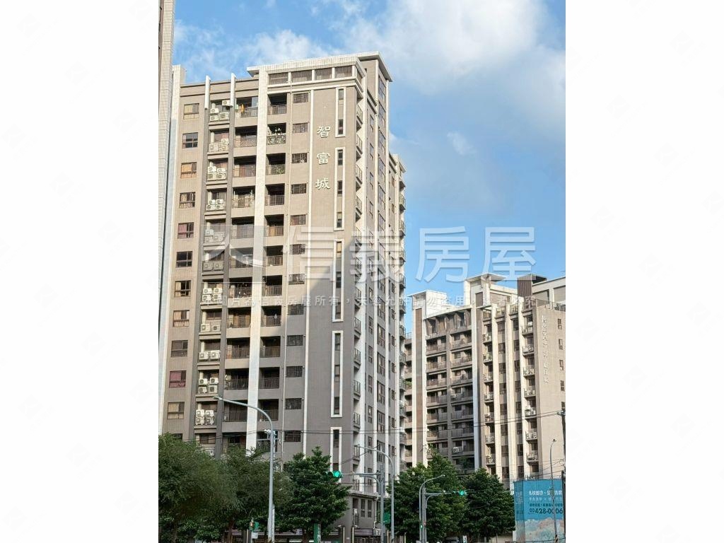 智富城稀有景觀三房車位房屋室內格局與周邊環境