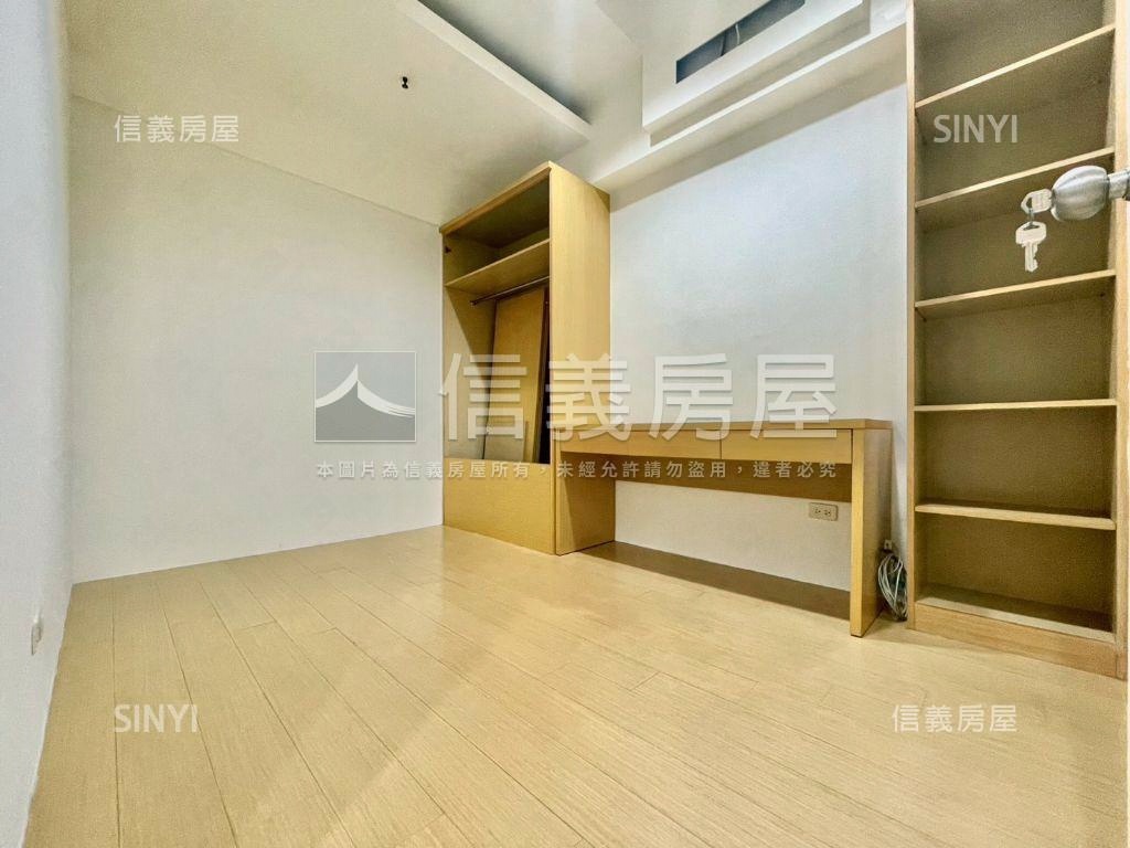 大露臺｜世紀之門兩房車位房屋室內格局與周邊環境