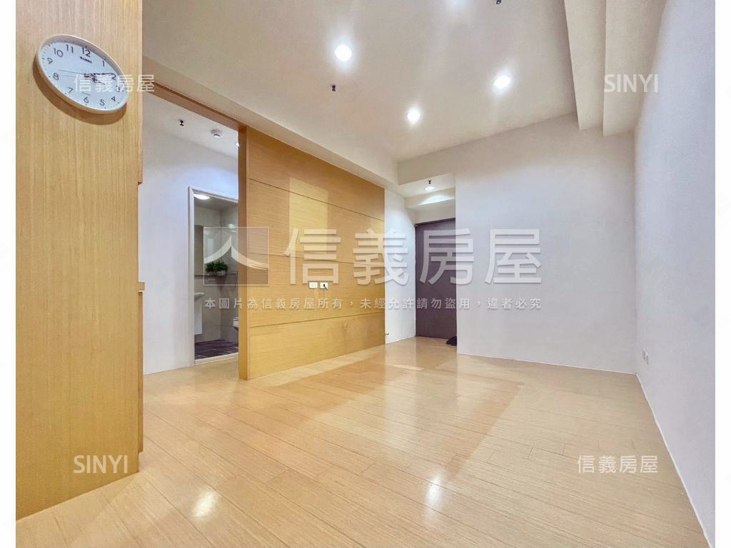 大露臺｜世紀之門兩房車位房屋室內格局與周邊環境