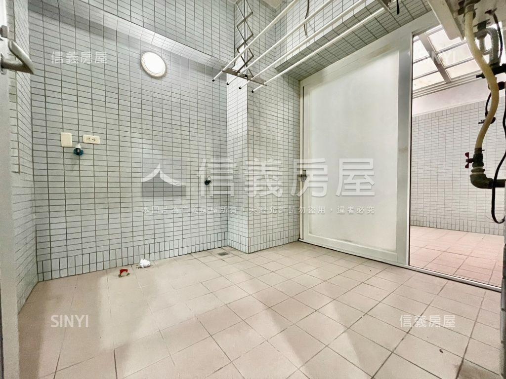 大露臺｜世紀之門兩房車位房屋室內格局與周邊環境