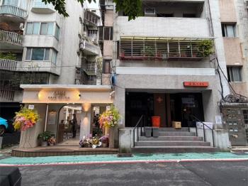 忠孝商圈邊間面寬雙店面