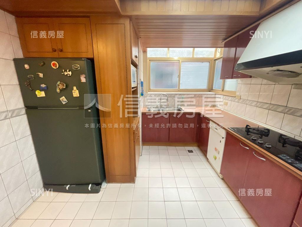 近捷運景觀三房平面車位房屋室內格局與周邊環境
