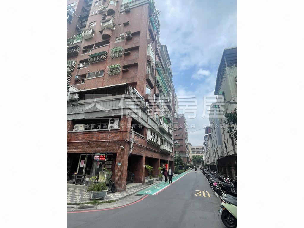 近捷運景觀三房平面車位房屋室內格局與周邊環境
