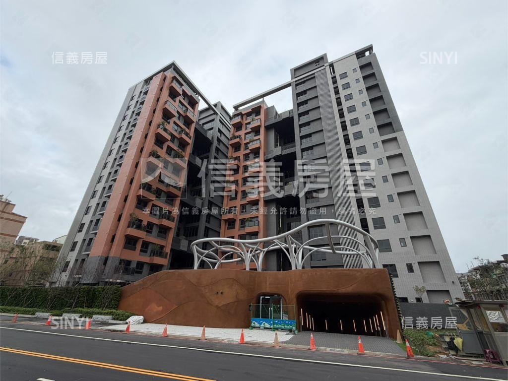 稀有深耕１３次頂三房車位房屋室內格局與周邊環境