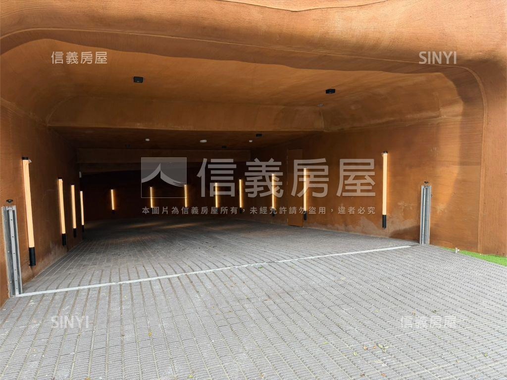 稀有深耕１３次頂三房車位房屋室內格局與周邊環境