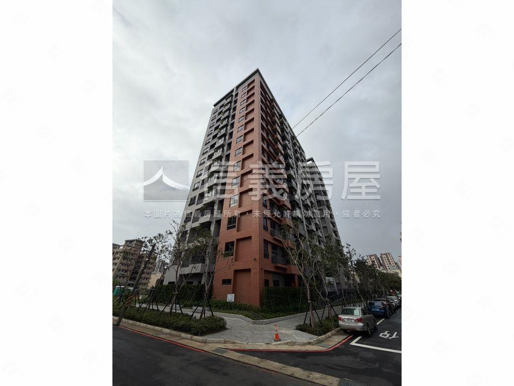 稀有深耕１３次頂三房車位房屋室內格局與周邊環境