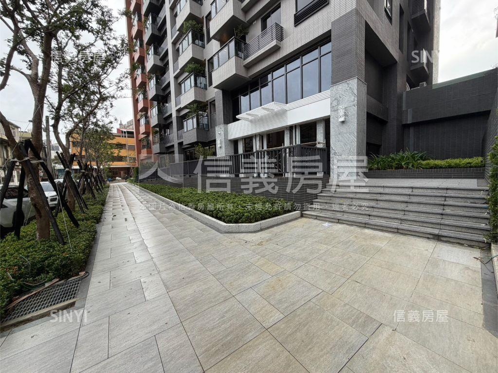 稀有深耕１３次頂三房車位房屋室內格局與周邊環境