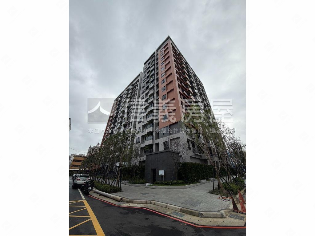 稀有深耕１３次頂三房車位房屋室內格局與周邊環境