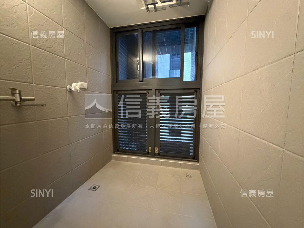 稀有深耕１３次頂三房車位房屋室內格局與周邊環境