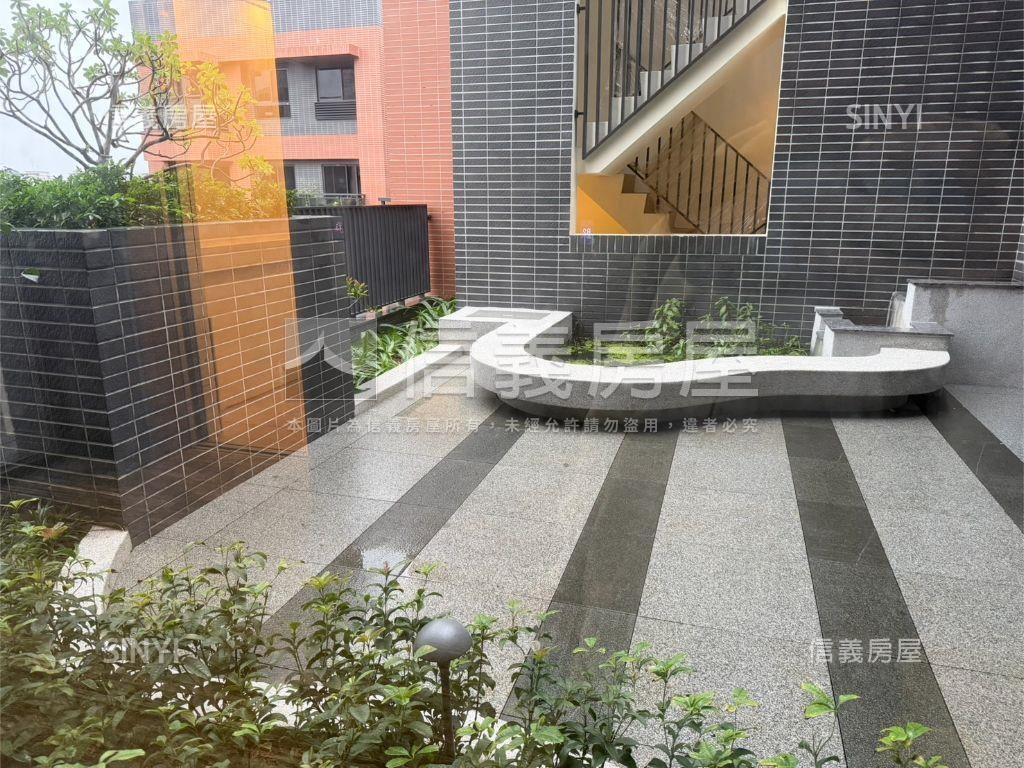 稀有深耕１３次頂三房車位房屋室內格局與周邊環境