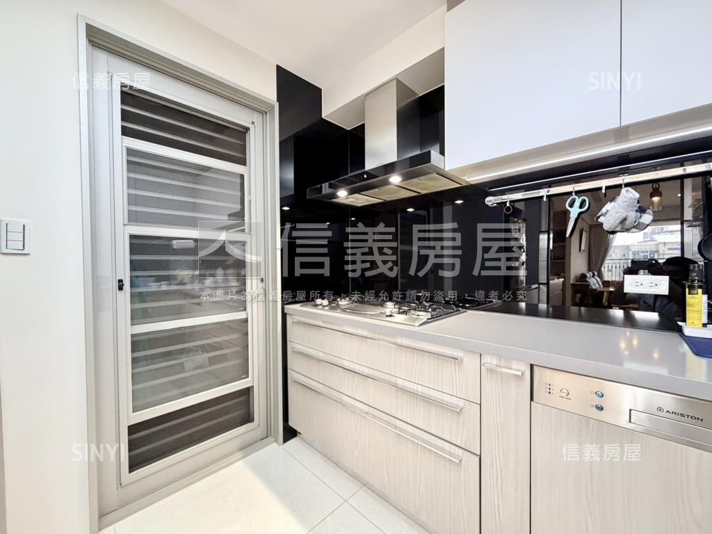 專任泰若天成質感四房平車房屋室內格局與周邊環境