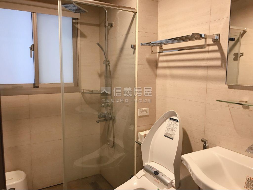 巨蛋泰暘彩虹三房車位房屋室內格局與周邊環境