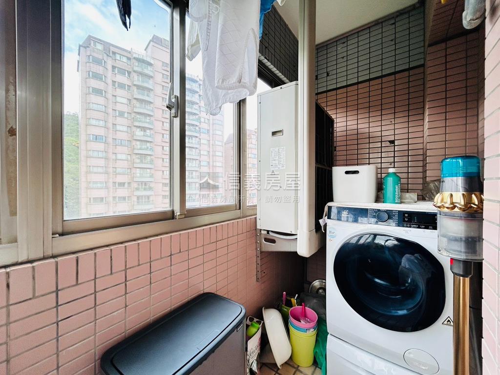 高樓層愛丁堡三房平面車位房屋室內格局與周邊環境