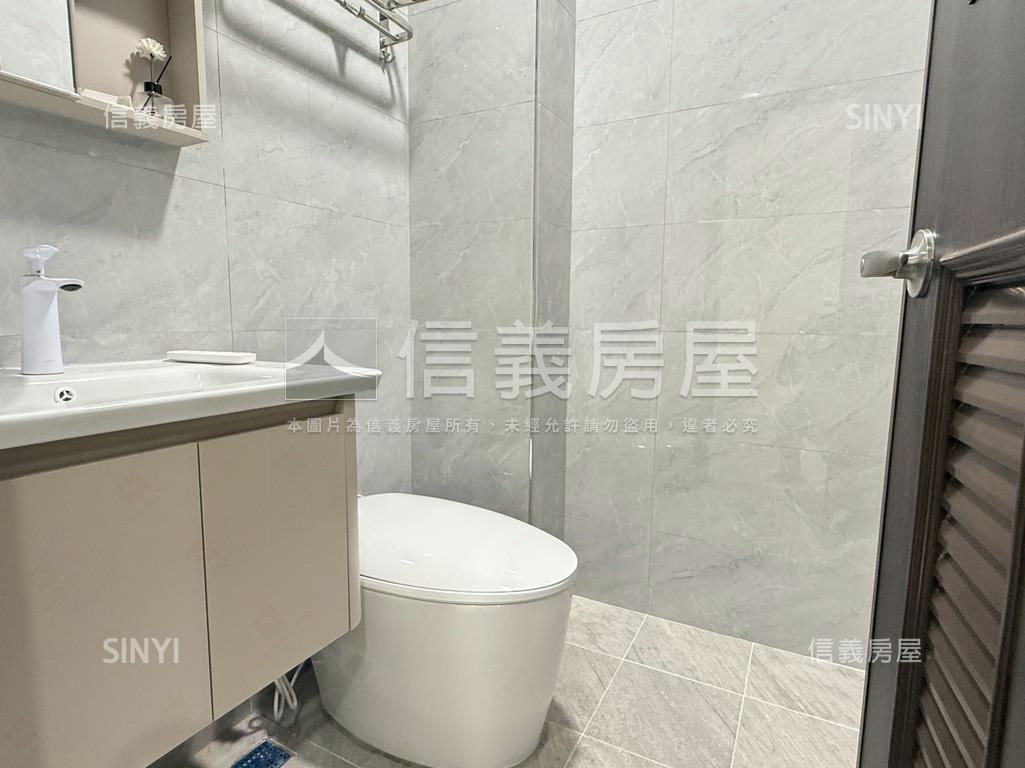 近衛武營氣派美騎樓透天房屋室內格局與周邊環境