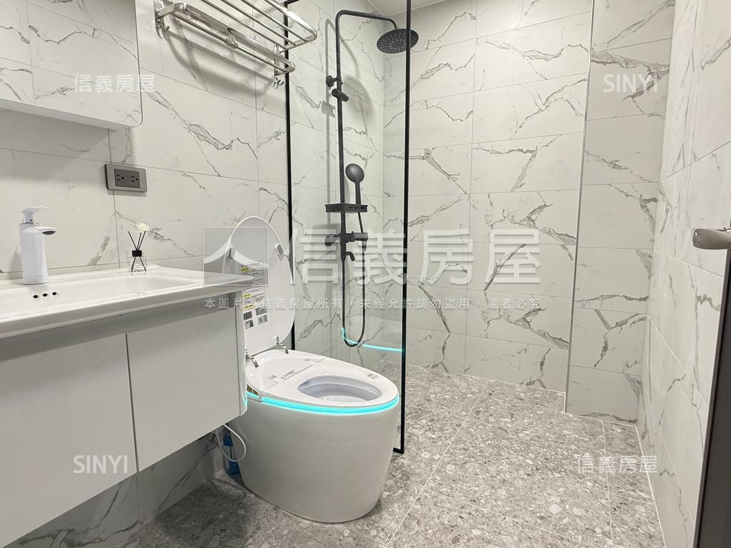 近衛武營氣派美騎樓透天房屋室內格局與周邊環境
