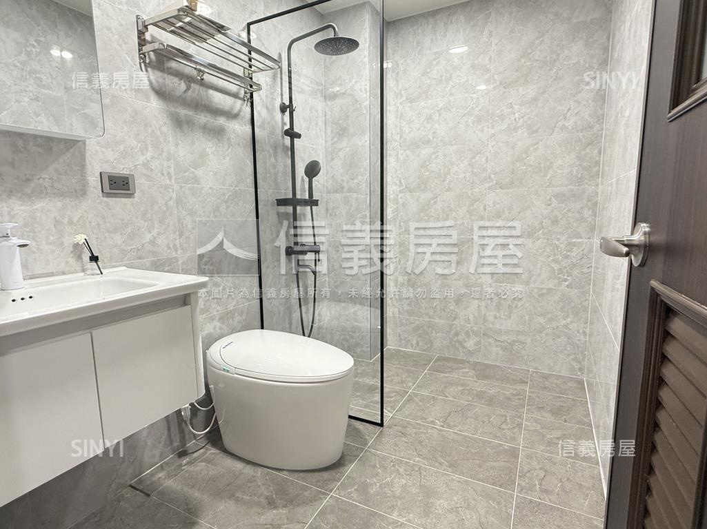 近衛武營氣派美騎樓透天房屋室內格局與周邊環境