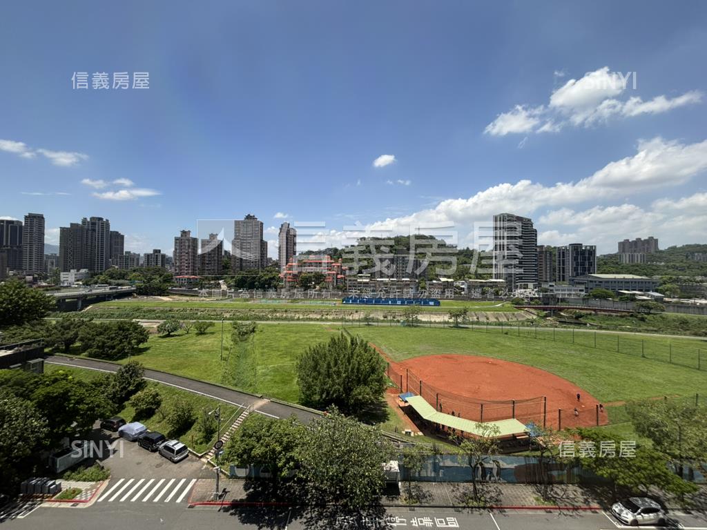 政大風光河景四房雙車位房屋室內格局與周邊環境
