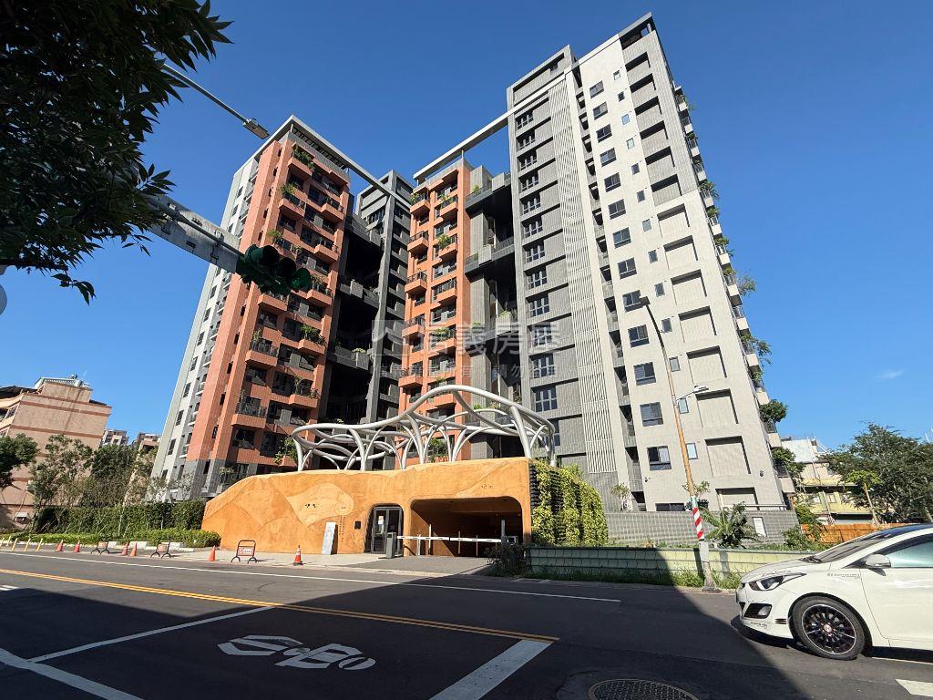 深耕１３綠建築三房車位房屋室內格局與周邊環境