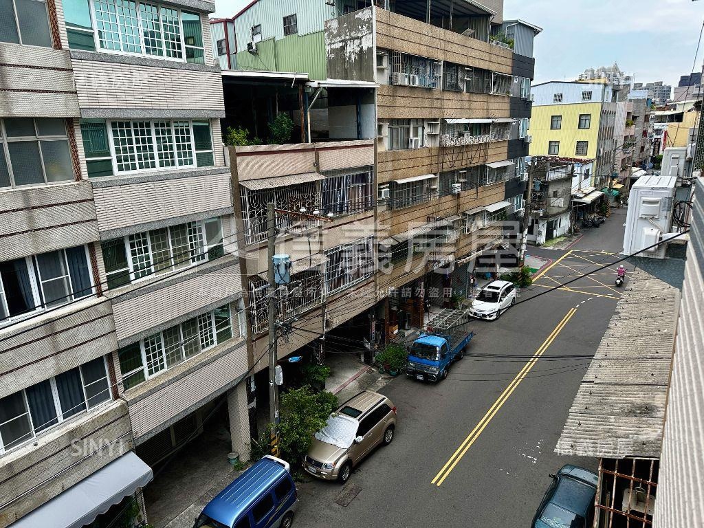近文山正街騎樓邊間透天房屋室內格局與周邊環境