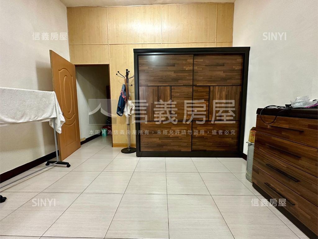 近文山正街騎樓邊間透天房屋室內格局與周邊環境