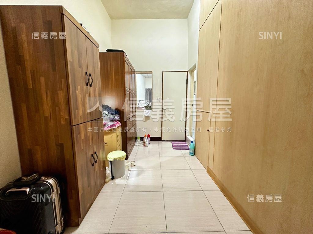 近文山正街騎樓邊間透天房屋室內格局與周邊環境