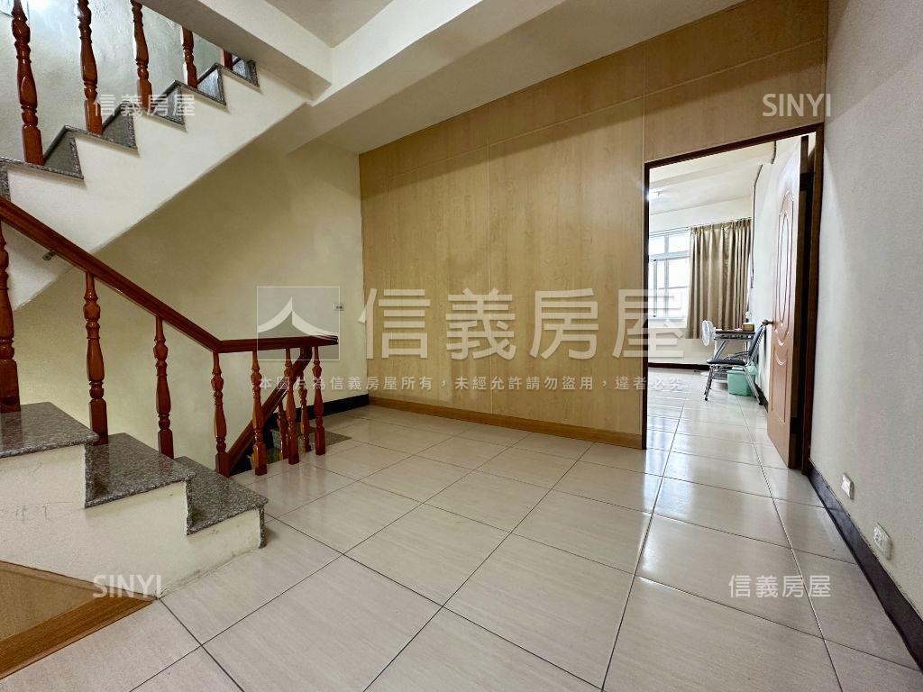 近文山正街騎樓邊間透天房屋室內格局與周邊環境