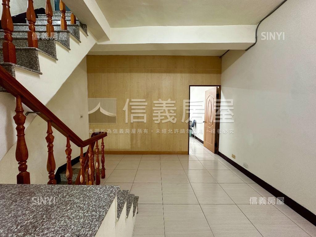 近文山正街騎樓邊間透天房屋室內格局與周邊環境