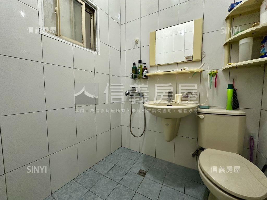 近文山正街騎樓邊間透天房屋室內格局與周邊環境