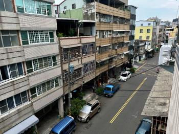 近文山正街騎樓邊間透天