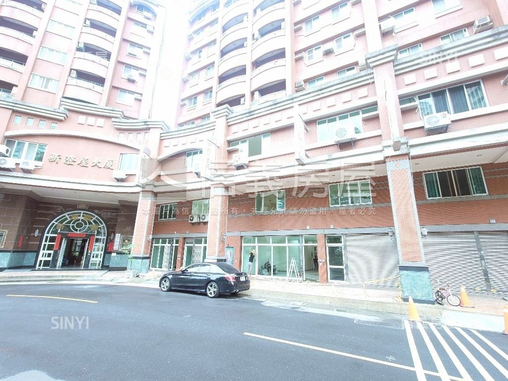 近文山特區面寬店面房屋室內格局與周邊環境