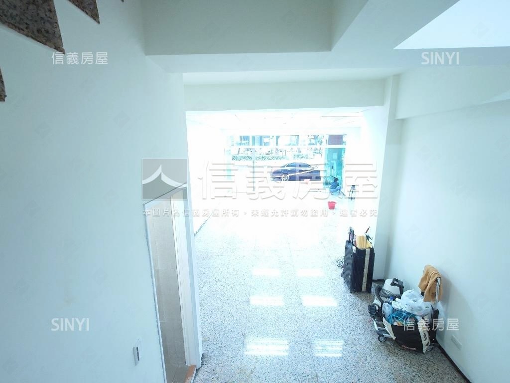 近文山特區面寬店面房屋室內格局與周邊環境