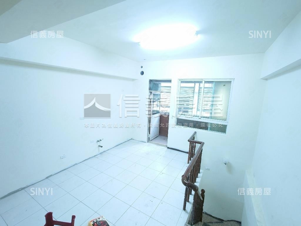 近文山特區面寬店面房屋室內格局與周邊環境