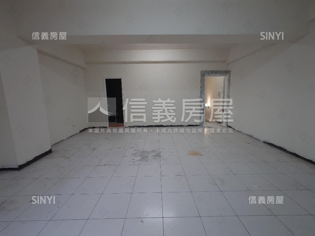 近文山特區面寬店面房屋室內格局與周邊環境