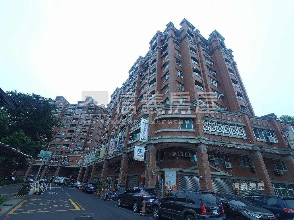 近文山特區面寬店面房屋室內格局與周邊環境