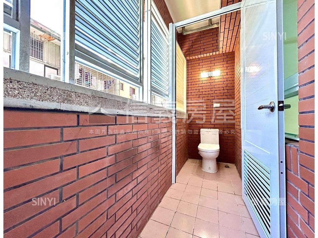 近文山特區面寬店面房屋室內格局與周邊環境